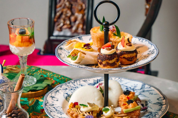 Paket High Tea di House of Tugu menyuguhkan beragam hidangan manis dan gurih khas Peranakan. (FOTO: House of Tugu)