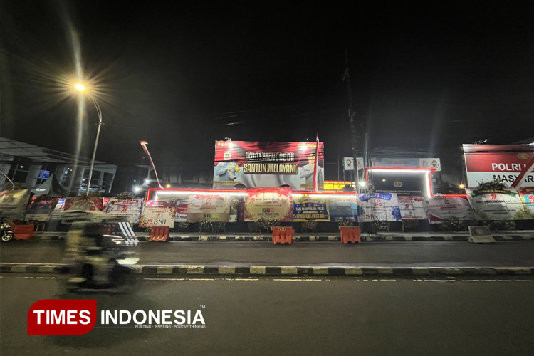 Ratusan Karangan Bunga Penuhi Polresta Malang Kota di Hari Bhayangkara