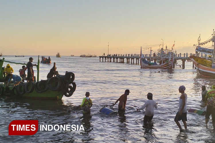 pagi-di-TPI-Mimbo-Situbondo-1.jpg
