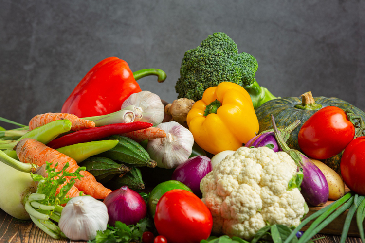 Sayuran seperti brokoli, wortel, mentimun dan paprika ternyata memberikan manfaat dan nutrisi maksimal jika dikonsumsi mentah. (foto: freepik)