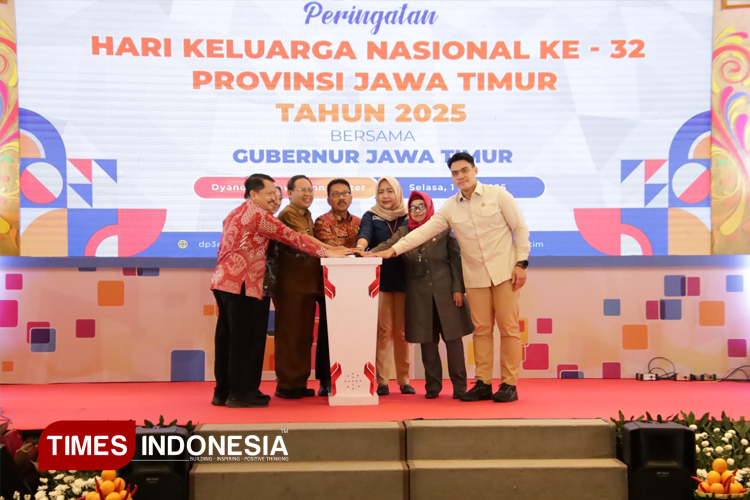 Pembukaan seminar dalam Peringatan Hari Keluarga Nasional ke-32 di Dyandra Convention Center Surabaya, Selasa (1/7/2025). (Foto: Lely Yuana/TIMES Indonesia)