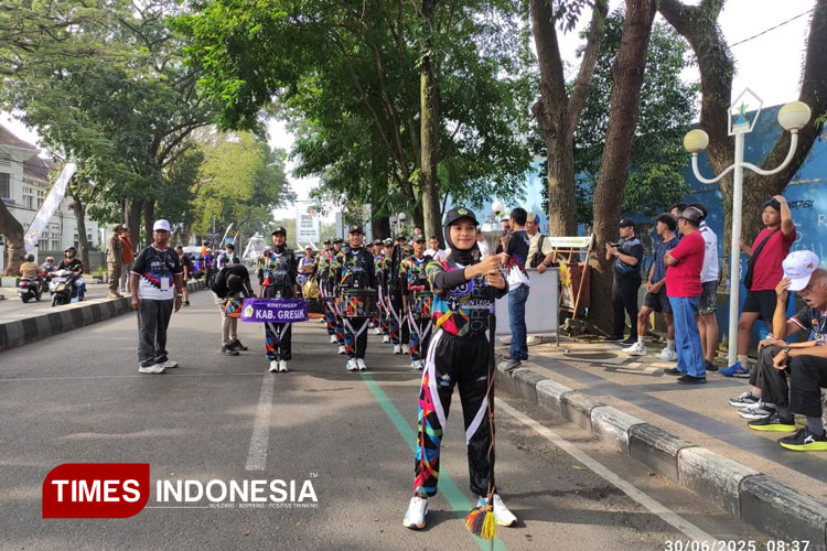 Atlet Cabor Drumband Kabupaten Gresik saat pertunjukan di Porprov Jatim. (Foto: Akmal/TIMES Indonesia)