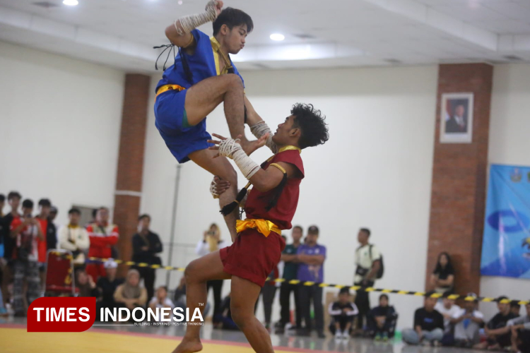 Atlet-Muaythai-Adu-Kekuatan-di-Kota-Malang-b.jpg