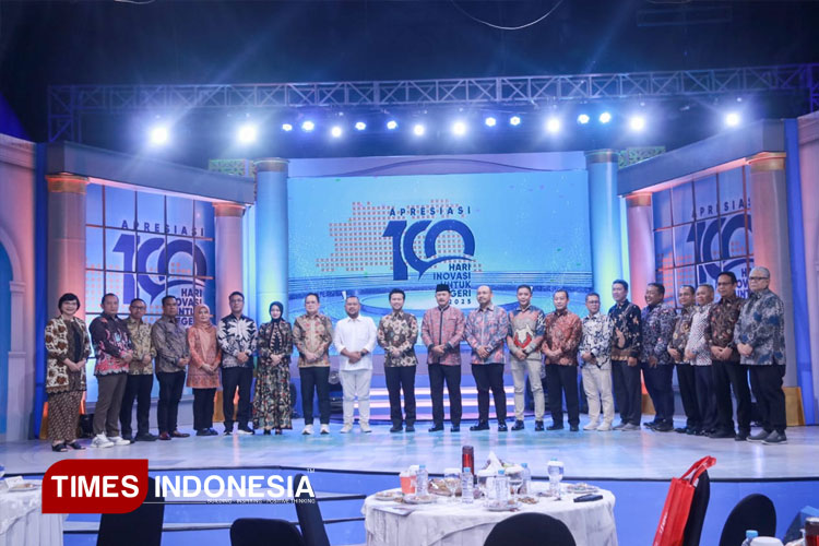 Plt. Diskominfo Regar Jeane Dealen Nangka saat menerima penghargaan. (Foto : M. Abdul Basid / TIMES Indonesia)