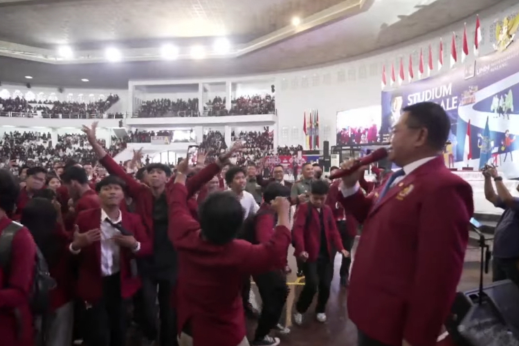 Jenderal Dudung Asyik Nyanyi Lagu 