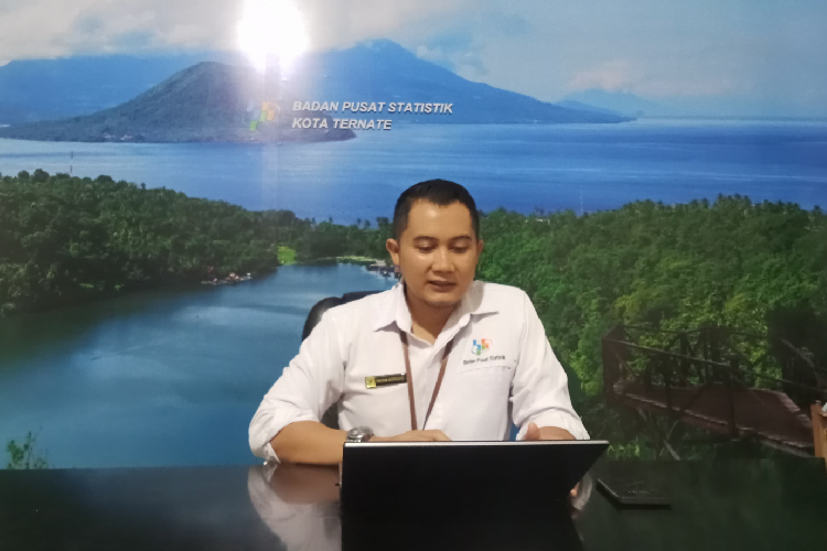Kepala Badan Pusat Statistik (BPS) kota Ternate, Harim Arrosid saya memaparkan sejumlah komoditas penyumbang deflasi dan infalsi pada sektor real terbaru di tanggal 1 Juli 2025 di kota Ternate. (FOTO: Haerun Hamid/TIMES Indonesia)