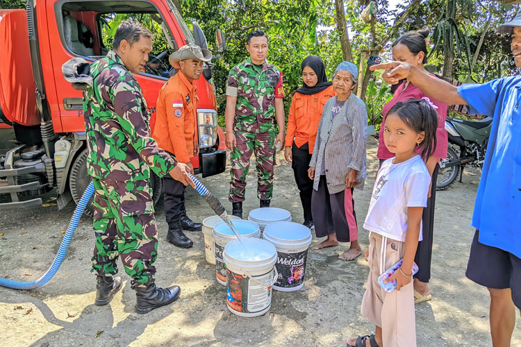 BPBD Bondowoso Distribusikan 10 Ribu Liter Air Bersih ke Desa Lumutan