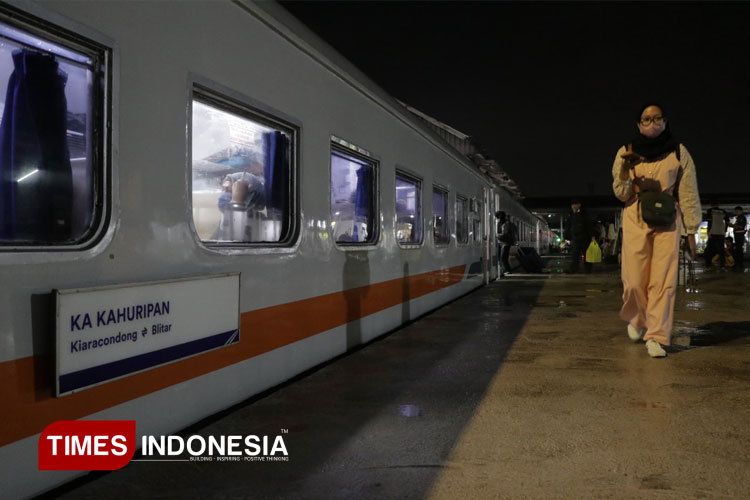 KA Kahuripan saat berada dilintasan jalur KA stasiun Bandung, Rabu (2/7/2025). (FOTO: Harniwan Obech/TIMES Indonesia)