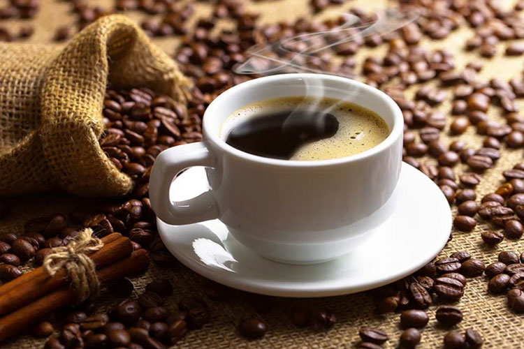 Kebiasaan minum kopi bisa menurunkan risiko terkena diabetes tipe 2, Parkinson, beberapa jenis kanker, dan depresi.