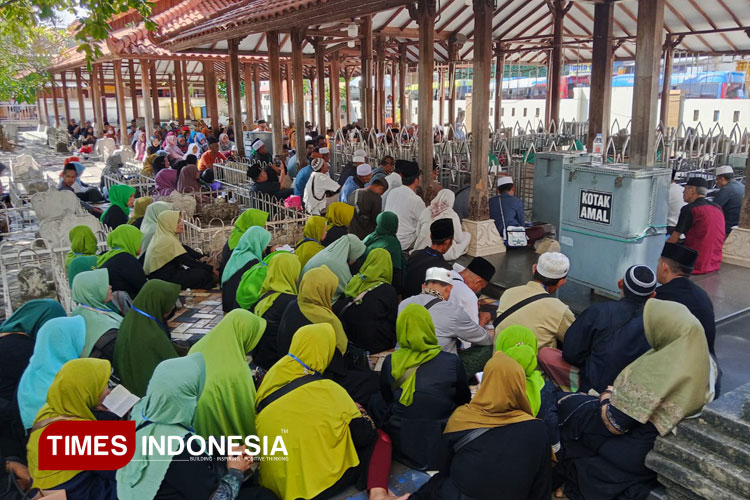 Momen Liburan Sekolah, Dua Wisata Religi Gresik Dipadati Peziarah