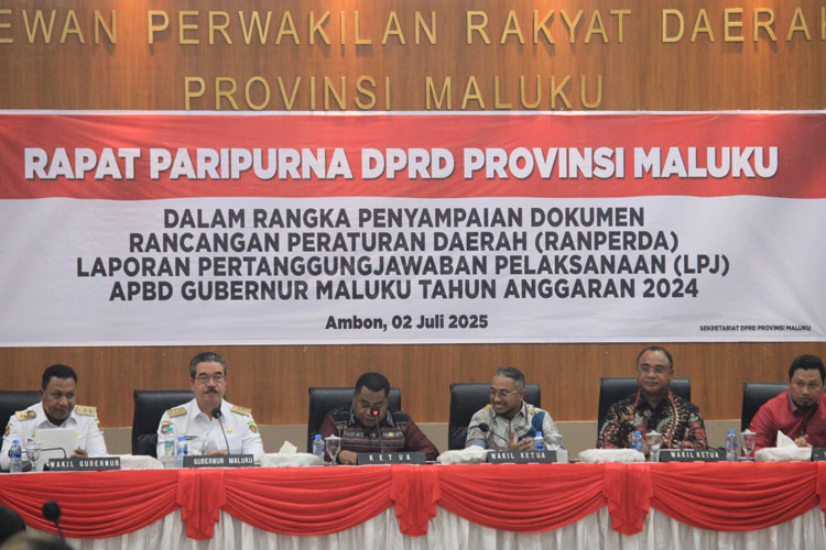 Gubernur Maluku Hendrik Lewerissa, Menyerahkan Dokumen Ranperda LPJ pelaksanaan APBD T.A 2024. Pada Saat Rapat Paripurna Di Kantor DPRD Provinsi Maluku Rabu (2/7/2025)