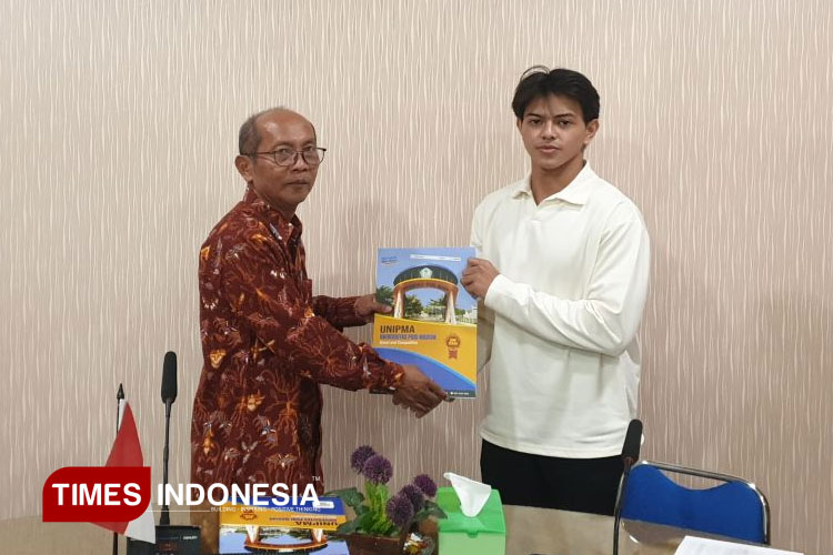 Pemberian penghargaan dari Rektor UNIPMA kepada salah satu atlet Pomprov 2025. (Foto: Humas UNIPMA for TIMES Indonesia)