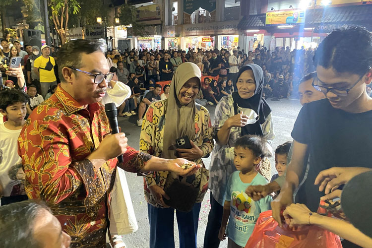Wali Kota Yogyakarta Hasto Wardoyo secara mendadak menggelar lomba pungut puntung rokok di Jalan Malioboro dengan dadiahi Rp1 Juta. (FOTO: Pemkot Yogyakarta)