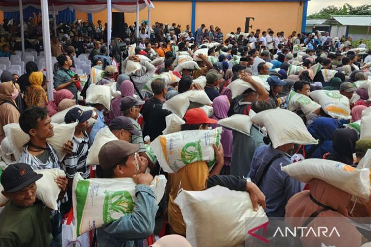 Ilustrasi - Masyarakat menerima bantuan pangan berupa beras. (FOTO: ANTARA/Aris Wasita/aa)