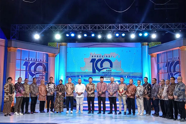 Apresiasi 100 Hari Inovasi Untuk Negeri 2025, DPMD Jatim Raih Penghargaan Pemberdayaan Perempuan Keluarga Miskin