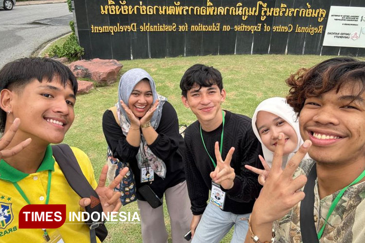 Mahasiswa Fakultas Pertanian mengikuti kegiatan Summer School Internasional yang diselenggarakan oleh Silpakorn University Thailand bersama dosen pendamping Anita Qur'ania, SP, M.Ling,. (FOTO: AJP TIMES Indonesia)