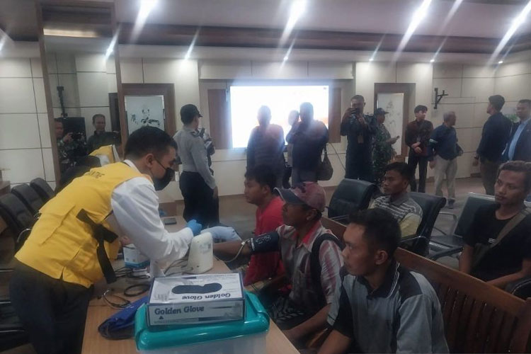 13 Penumpang KMP Tunu Pratama Jaya Selamat Terdampar di Jembrana