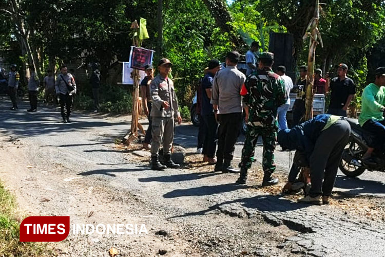 Lombok-Timur-gelar-aksi-protes-12-kilometer-jalan-provinsi-rusak-2.jpg