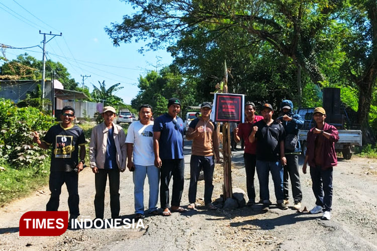 Pemuda Sambelia Tuntut Gubernur NTB Perbaiki 12 Kilometer Jalan Provinsi di Lombok Timur