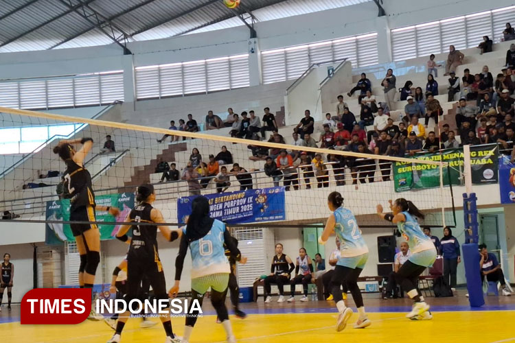 Pemain Voli Putri dari Kabupaten Gresik saat habis-habisan bermain di GOR Ken Arok Malang. (Foto: Akmal/TIMES Indonesia)
