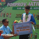Dari Sepatu Dukungan Orang Tua hingga Bonus Rp10 Juta Wali Kota Malang, Bocah 16 Tahun Ukir Emas Pertamanya di Porprov Jatim 2025
