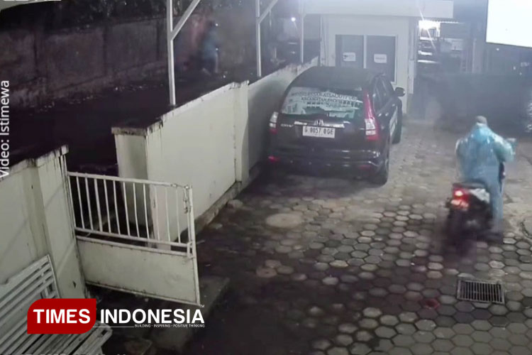 Terekam CCTV, Maling Gondol Motor Milik Imam Masjid di Cipendawa Cianjur