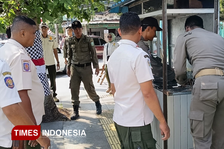 Perbaiki Wajah Kota, Satpol PP Ponorogo Tertibkan Lapak PKL yang Membandel