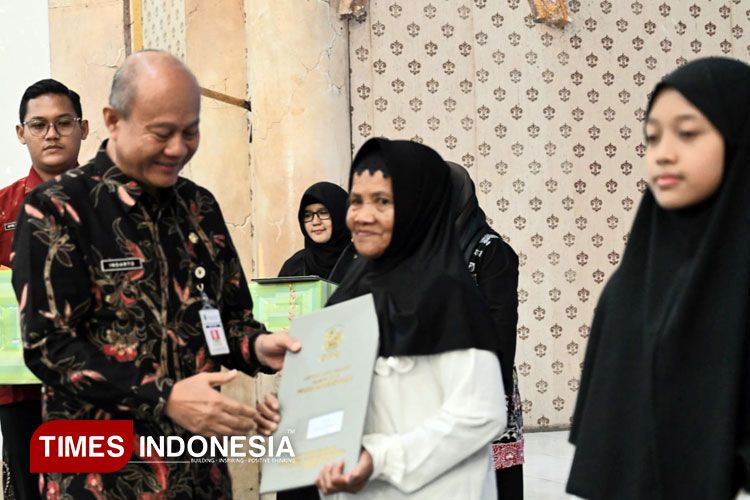 Sekda Banjarnegara Serahkan Ijazah Peserta Pendidikan Kesetaraan Tahun 2025