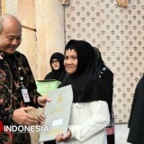 Sekda Banjarnegara Serahkan Ijazah Peserta Pendidikan Kesetaraan Tahun 2025