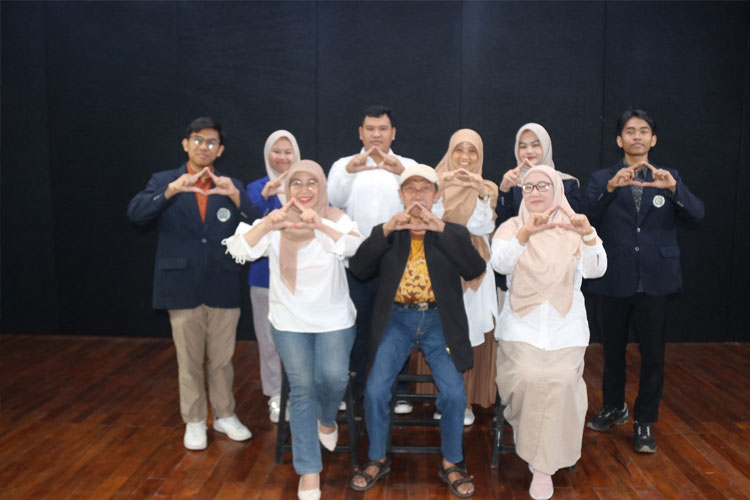 Tim Peneliti Riset Unggulan Fakultas Sastra Universitas Negeri Malang (UM) yang terlibat dalam pengembangan korpus linguistik sastrawi digital. (foto: UM)
