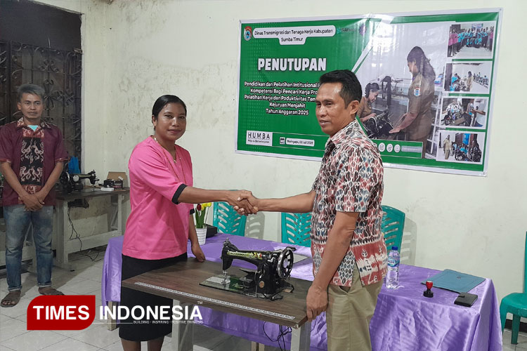 Usai Diklat Menjahit, Distransnaker Sumba Timur Serahkan Bantuan 16 Unit Mesin Jahit