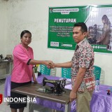 Usai Diklat Menjahit, Distransnaker Sumba Timur Serahkan Bantuan 16 Unit Mesin Jahit