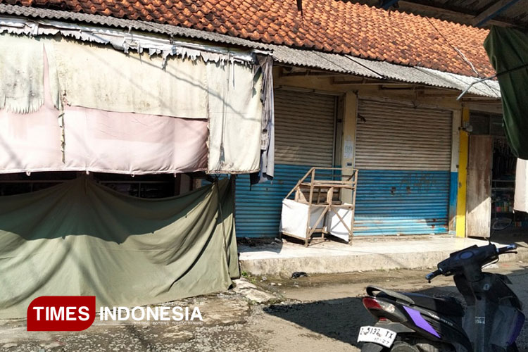 Kios di pasar tradisional banyak yang tutup permanen karena bangkrut. (Foto: Syamsul Ma'arif/ TIMES Indonesia)