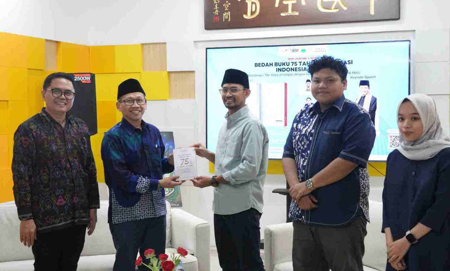 Pemberian simbolis buku dari penulis Budy Sugandi ke Faried F. Saenong usai bedah buku. (Foto: Budy Sugandi Document)