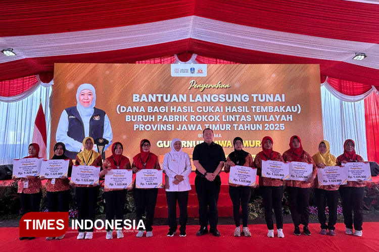 Buruh Pabrik Rokok Sumringah, Gubernur Khofifah Gelontorkan BLT DBHCHT Rp19,8 Miliar