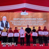 Buruh Pabrik Rokok Sumringah, Gubernur Khofifah Gelontorkan BLT DBHCHT Rp19,8 Miliar