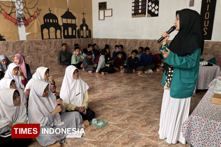Kegiatan pengabdian masyarakat KSM-E UKM Kewirausahaan “Golden Preneur” Unisma Malang melakukan sosialisasi Pentingnya Pendidikan untuk Mencegah Tingkat Pernikahan Dini di SMK Al-Firdaus Bocek Krajan. (FOTO: AJP TIMES Indonesia)