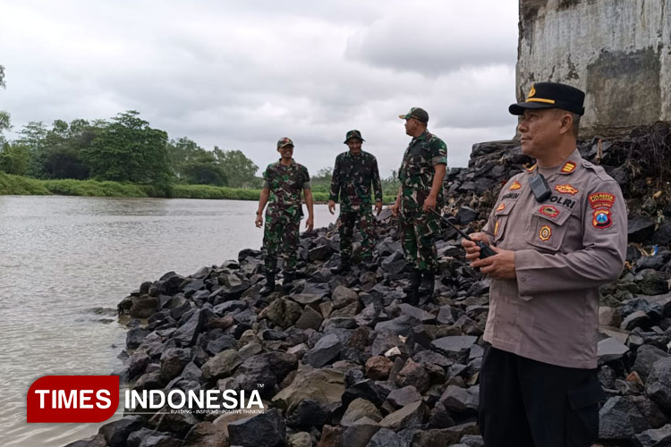 Warga Pesisir Banyuwangi Bantu Cari Korban KMP Tunu Pratama Jaya