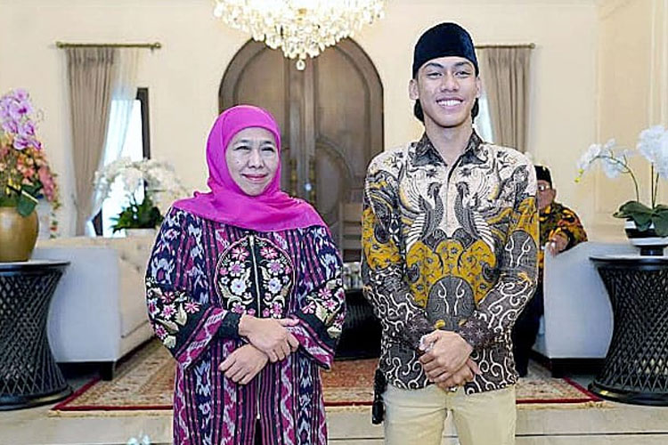 Gubernur Jawa Timur Khofifah Indar Parawansa (kanan) dan Ketua Pemuda Jawa Timur Bangkit Mochamad Raja Mochtar (kiri). (FOTO: Istimewa)