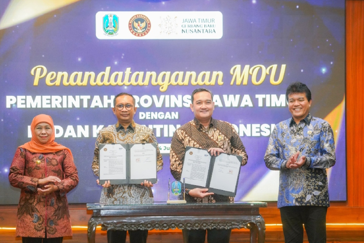 Gubernur Khofifah bersama Kepala Badan Karantina Indonesia Dr Sahat Manaor Panggabean dan Dirut JGU Mirza Muttaqien saat penandatanganan kerja sama pembangunan Instalasi Karantina Terpadu, Jumat (4/7/2025).(Dok.Humas Pemprov Jatim)