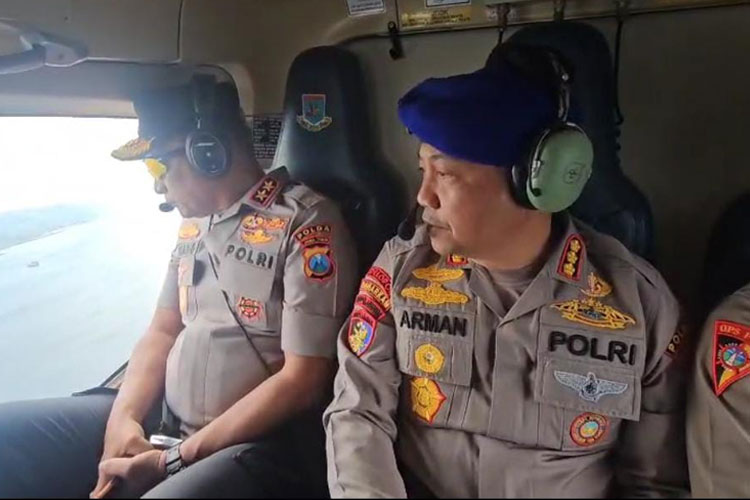 Kapolda Jatim Irjen Nanang Avianto ikut dalam rombongan tim pencari korban tenggelamnya KMP Tunu Pratama Jaya dengan helikopter di atas perairan Selat Bali. (FOTO: Dok. Humas Polda Jatim)