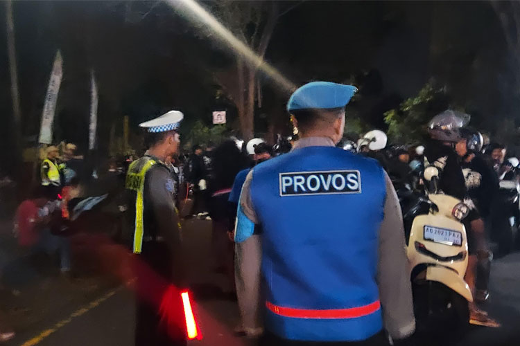 Aparat gabungan menghadang dan menghalau kerumunan massa simpatisan PSHT yang menutupi jalur utama Malang-Blitar, di Karangkates Kabupaten Malang, Jum'at (5/7/2025) dini hari. (Foto: Polres Malang)