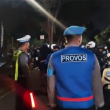 Polisi Bubarkan Massa Simpatisan PSHT Blokade Jalan di Karangkates Malang