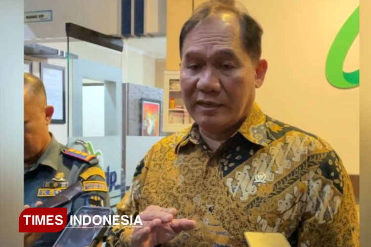 Anggota Komisi VII DPR RI, Bambang Haryo Soekartono di Pelabuhan ASDP Indonesia Ferry Cabang Ketapang. (FOTO: Anggara Cahya/TIMES Indonesia)
