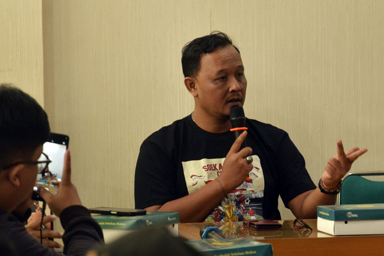 Ketua Askot PSSI Yogyakarta, Susanto Dwi Antoro saat konferensi pers di kantor Dinas Kominfosan Kota Yogyakarta, Jumat (4/7/2025). (FOTO: warta.jogjakota)