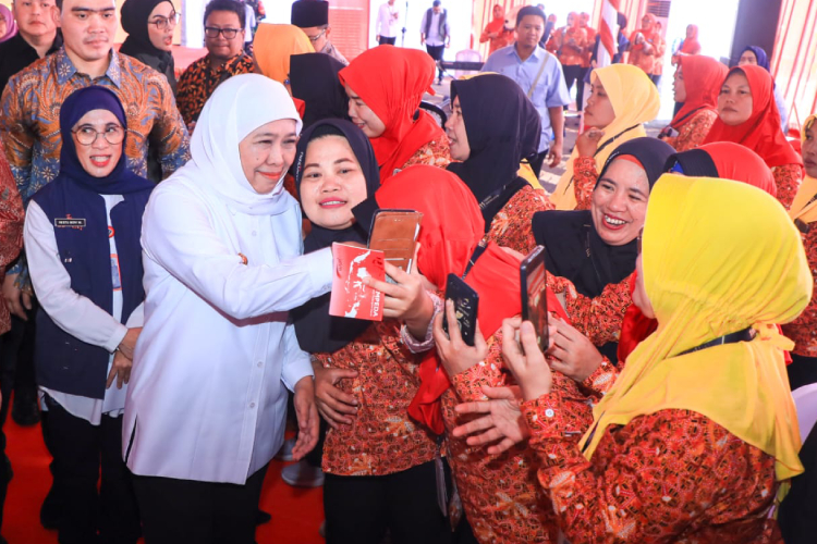 Gubernur Khofifah Salurkan BLT Rp5,57 Miliar untuk 4.207 Buruh Rokok di Surabaya
