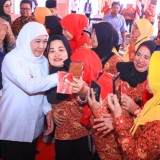 Gubernur Khofifah Salurkan BLT Rp5,57 Miliar untuk 4.207 Buruh Rokok di Surabaya