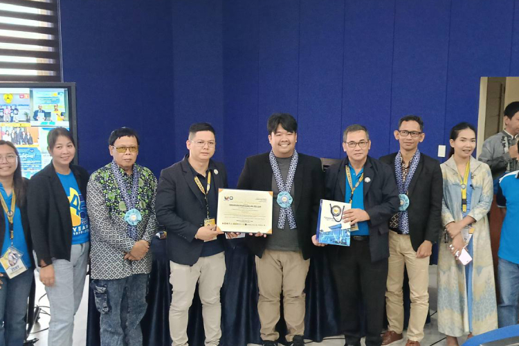 Hikam Hulwanullah, dosen muda dari Fakultas Hukum Universitas Negeri Surabaya (UNESA) menerima penghargaan di ajang