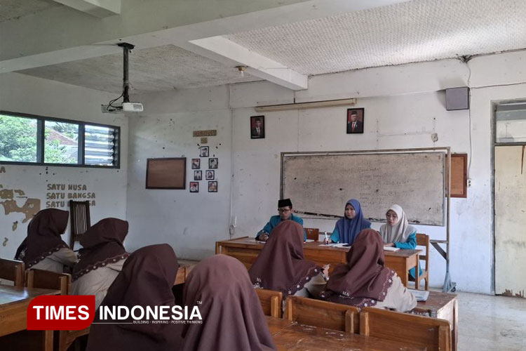 Mahasiswa KMM Pendidikan Agama Islam Unisma Malang melakukan pengabdian kepada masyarakat dengan kegiatan penyuluhan tentang Isu-Isu Multikulturalisme, Diskriminasi, dan Toleransi di Madrasah Aliyah Nahdlatul Ulama (MA NU) Karangploso. (FOTO: AJP TIMES In