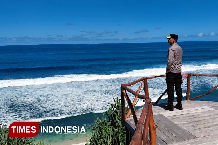 Kapolres Pacitan, AKBP Ayub Diponegoro Azhar saat sidak sejumlah pantai untuk memastikan pengelola tidak ceroboh terhadap keselamatan pengunjung. (FOTO: Ayub for TIMES Indonesia)